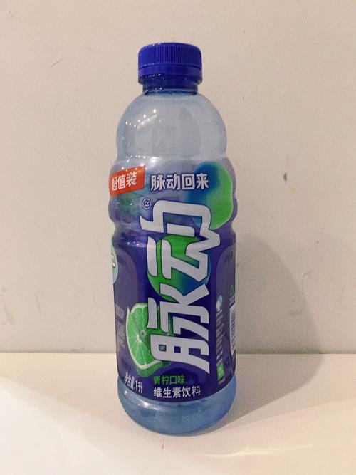 用瓶子做笔筒(简单) 用瓶子做笔筒(简单)